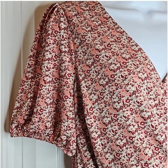 Kaileigh Ditsy Floral Dress, Sizes Medium or Large, New with Tag MSRP $99 - Picture 3 of 13